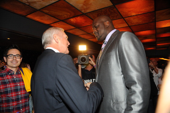 卡马万加在圣马梅斯受伤：皇家马德里的胜利与隐忧（圣马梅斯之夜卡马万加伤退，皇马赢球难掩忧虑）