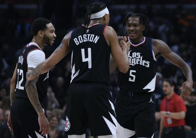 TA：利物浦状态一落千丈，惨淡的客场表现只是诸多问题之一（TA：利物浦状态急转直下，客场低迷只是冰山一角）