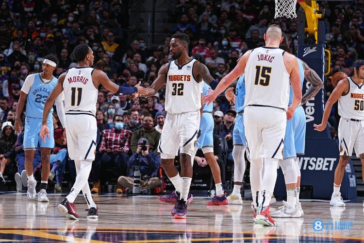 巴萨主席拉波尔塔圣诞晚宴展现亲和力 球队领跑西甲前景光明（拉波尔塔圣诞宴上亲和满满 巴萨领跑西甲前景大好）