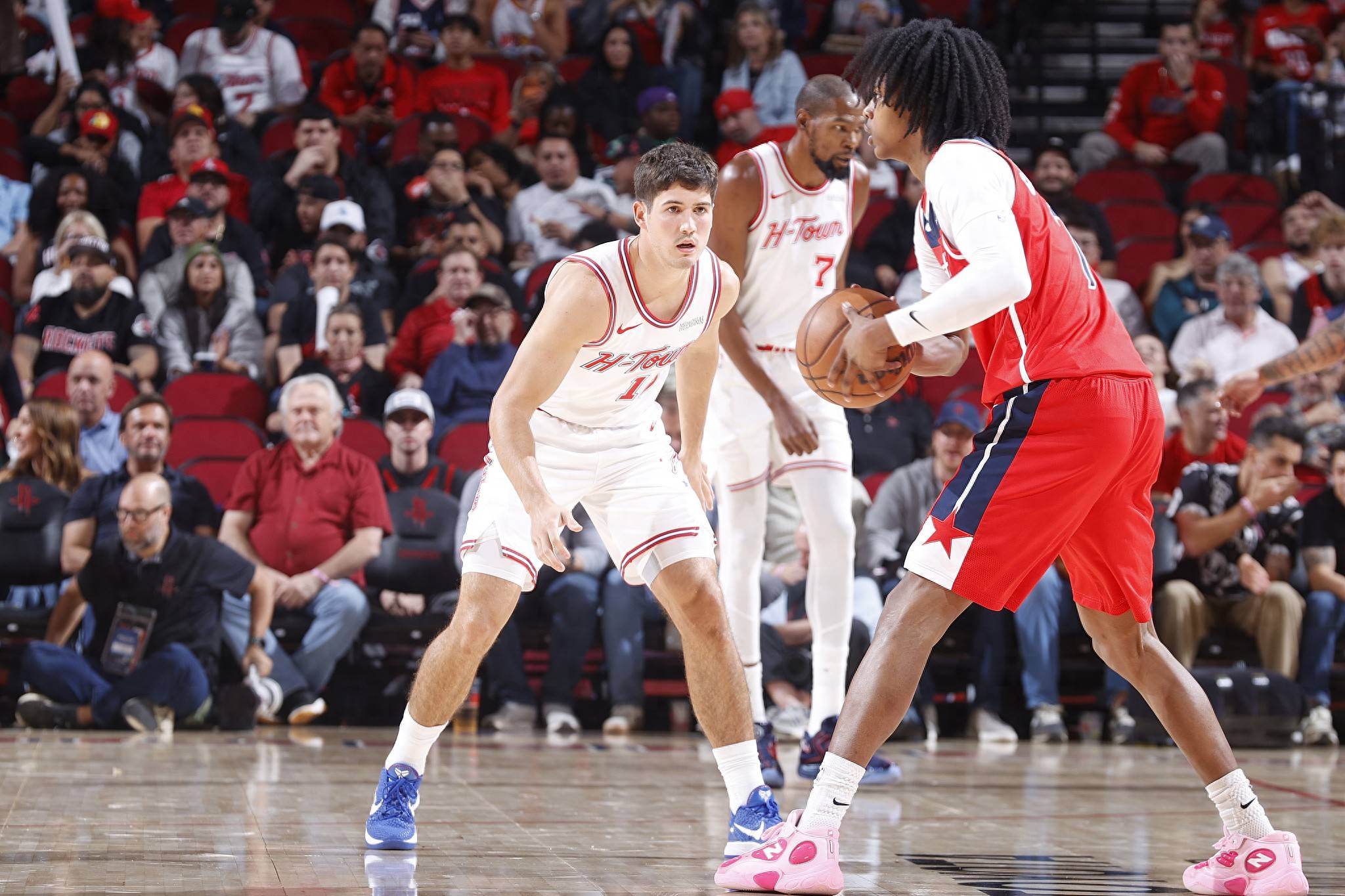 罕见！阿根廷球员骂梅西：没想到你是德保罗的跟屁虫（罕见一幕：阿根廷球员怒怼梅西，称其成了德保罗的跟班）