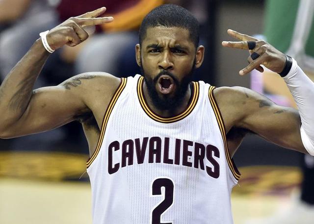 曼城对阵水晶宫，争夺英超争四及争冠席位，双方势均力敌，比赛充满看点。（曼城对决水晶宫：英超争四与争冠焦点战，双方势均力敌看点十足）