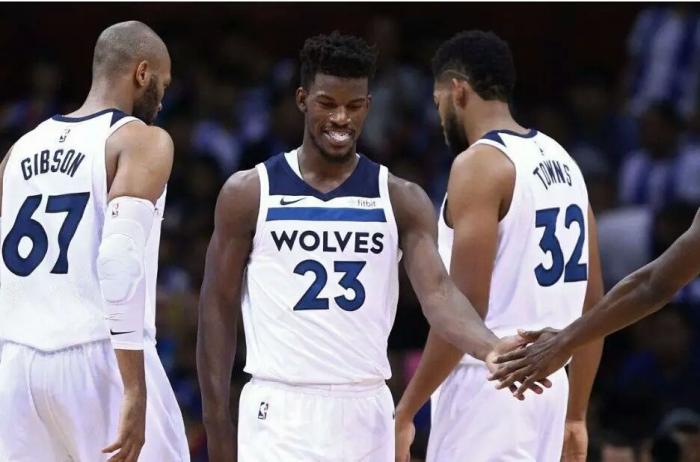 国王杯十六强抽签悬念重重！巴萨皇马将与草根球队上演圣诞大战（国王杯16强抽签悬念丛生：巴萨皇马圣诞迎战草根球队）