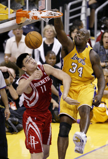 为何近期首发阵容稳定？瓜迪奥拉打趣：我不想再被媒体批评了（近期首发未变，瓜迪奥拉笑称：不想再挨媒体批评）